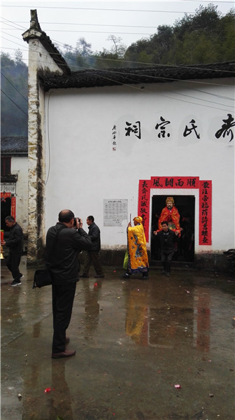 �������